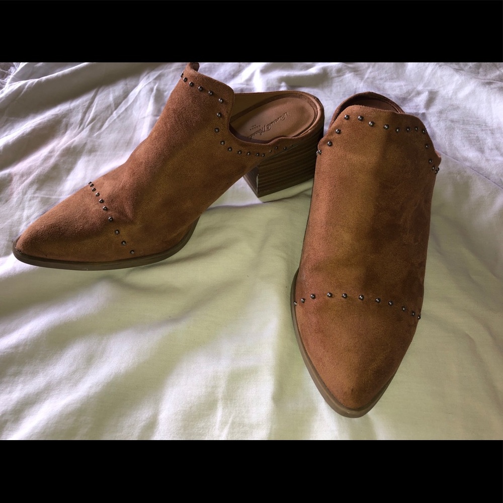 Adorable Studded Suede Universal Thread Shoes!!